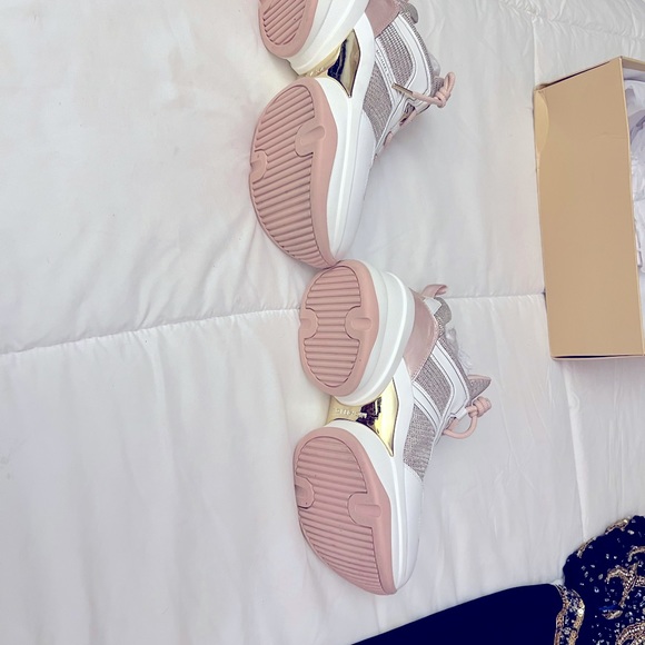 Brand new Stylist Sneakers - Picture 4 of 4